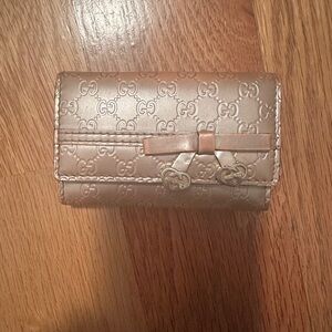 Authentic Gucci Metallic Champagne Signature Bow Continental Key Holder